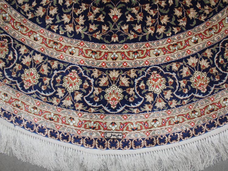 outer circle of oval shap silk carpet