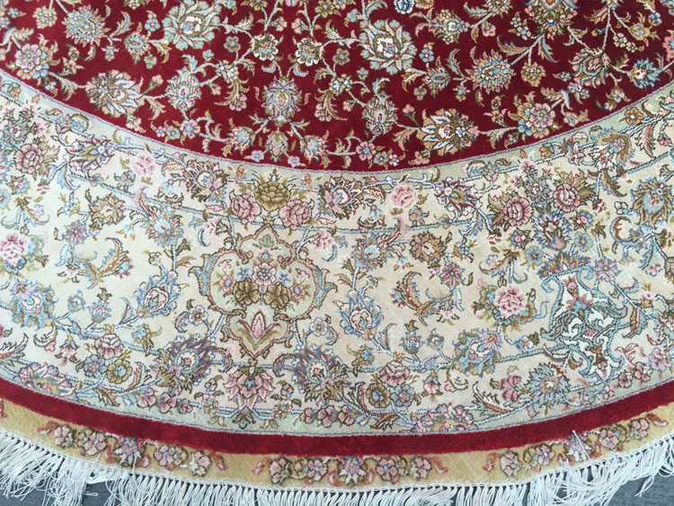 outer circle of round shap silk carpet